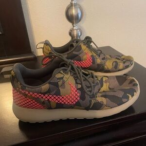 Nike Women's Roshe One Premium Plus Camo Sneakers Size 7.5 Green